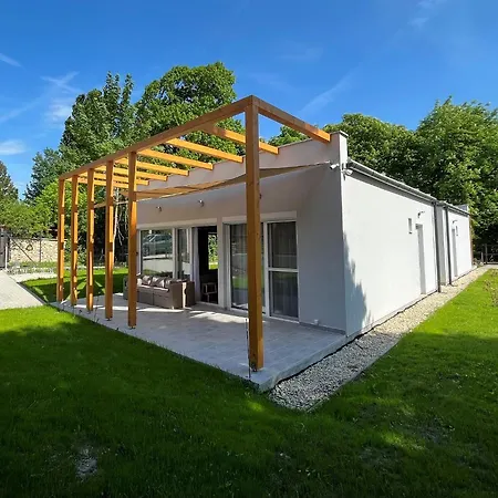 Villa Aranygesztenye Apartmanhaz *